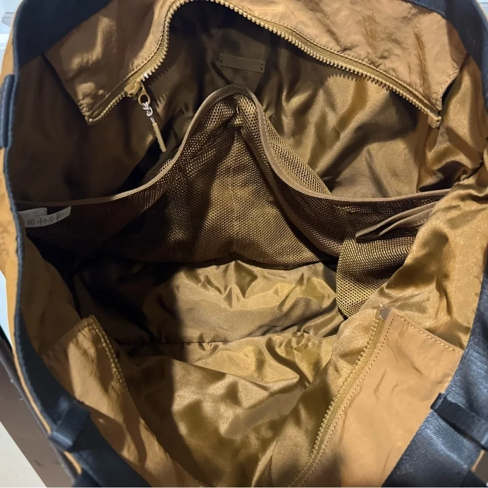 Lululemon Athletica Clean Line 22L Bag - Picture 6 of 8